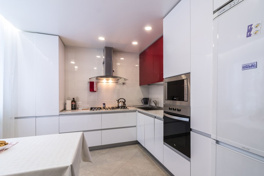 Белая глянцевая кухня