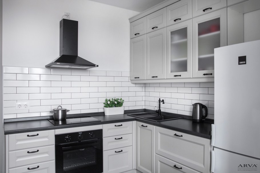 Светлая кухня с темной столешницей