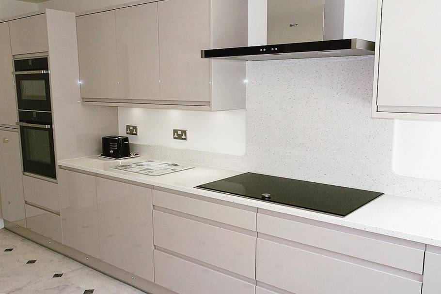 Угловая кухня с телевизором