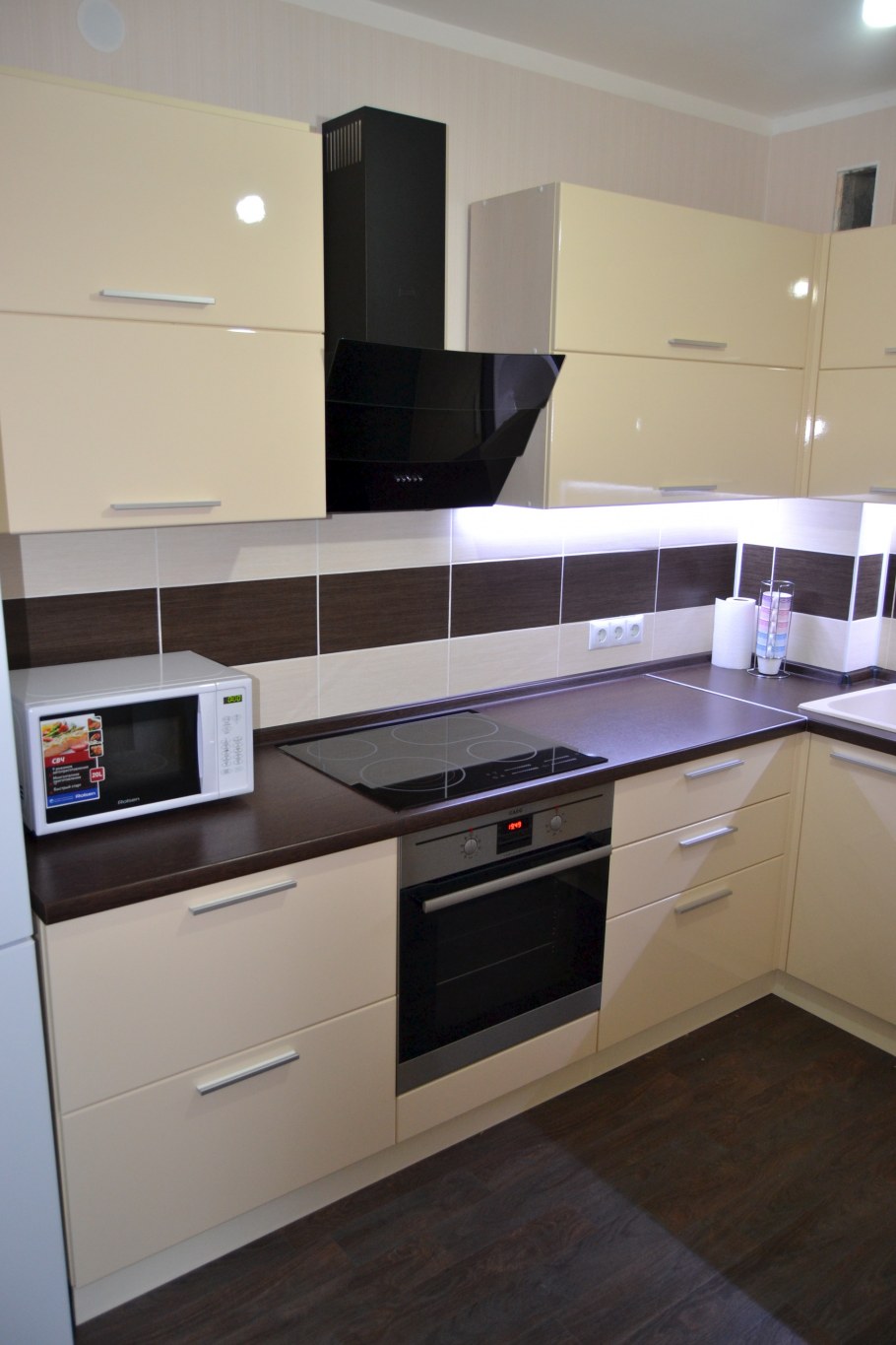 Белая кухня с серой столешницей