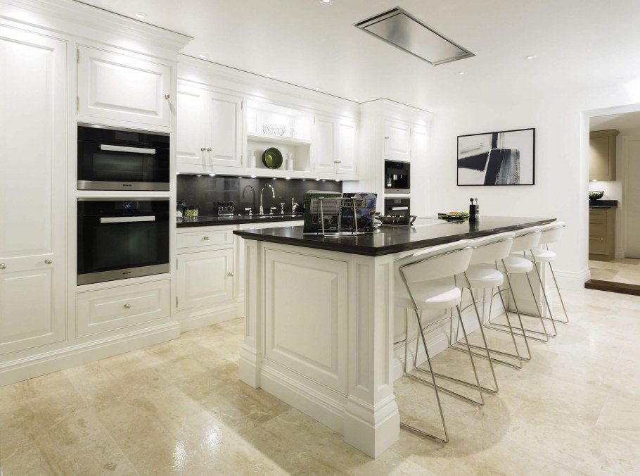 Бежевая кухня с черной столешницей