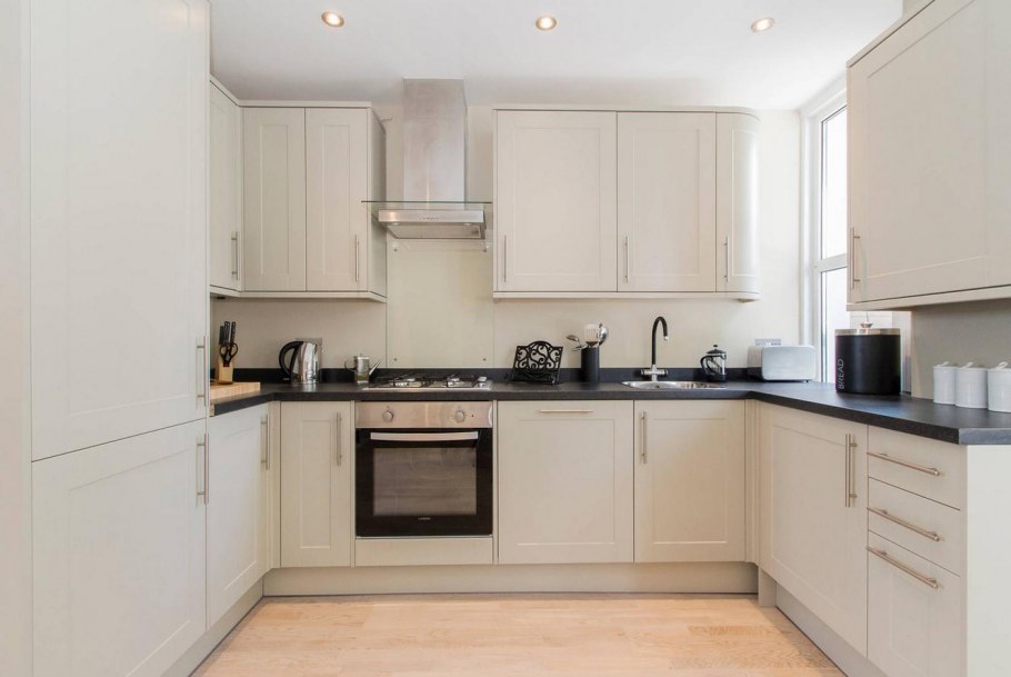 Белая кухня икеа с черной столешницей