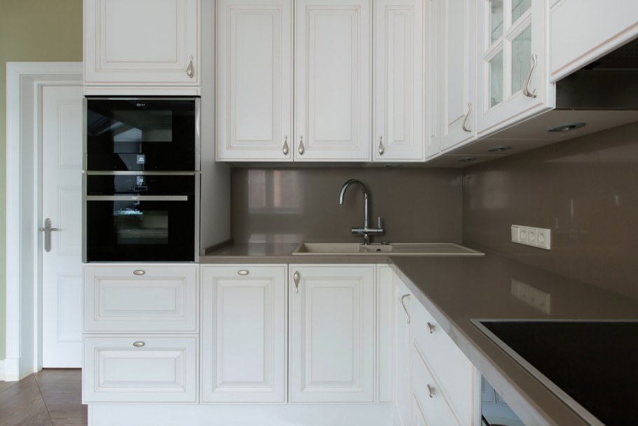 Светлая кухня с черной столешницей