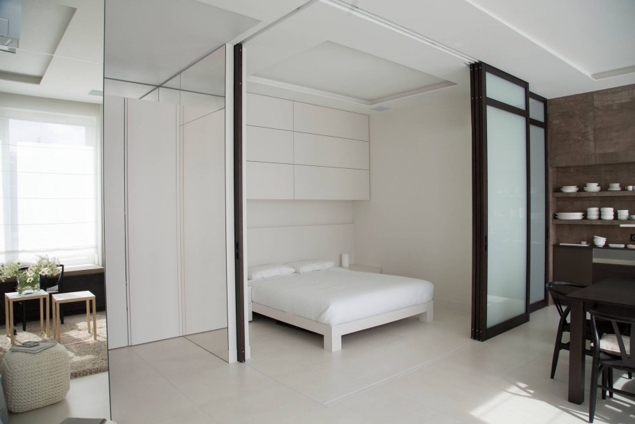 Кровать за раздвижными дверями