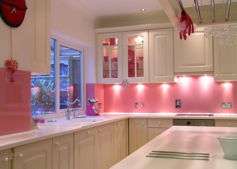 Розовые стены на кухне