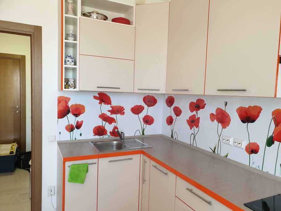 Кухня с розовым фартуком