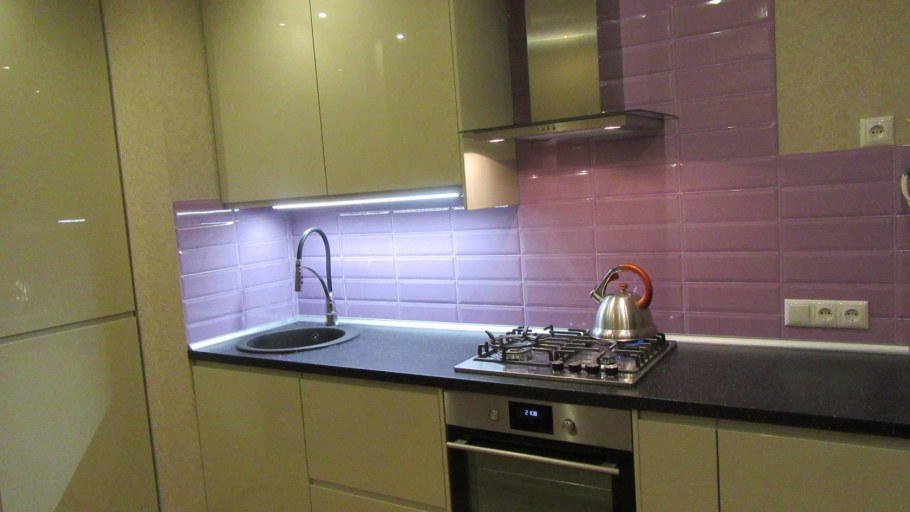 Фартук под вытяжкой на кухне