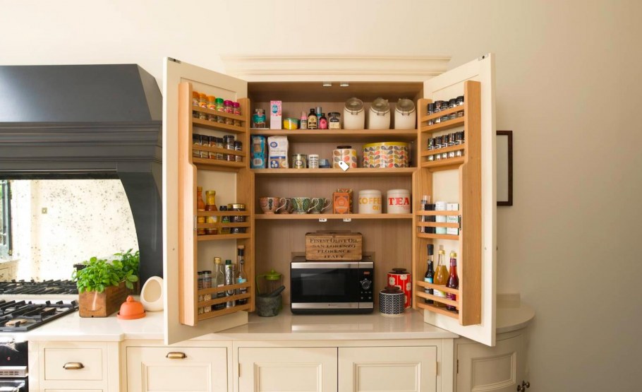 Кухня с открытыми дверцами