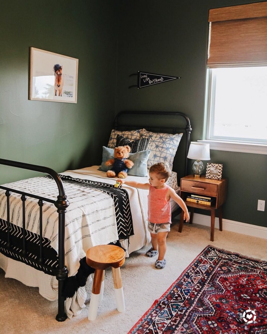 Детская с зелеными стенами