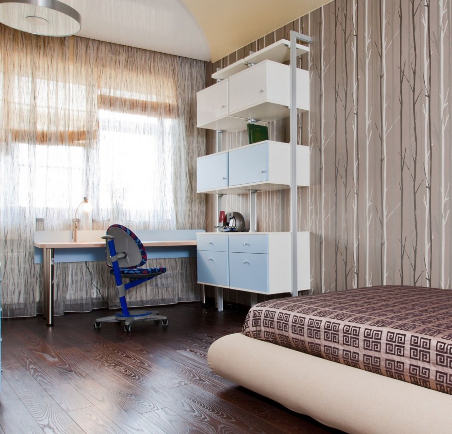 Детская комната с темным полом