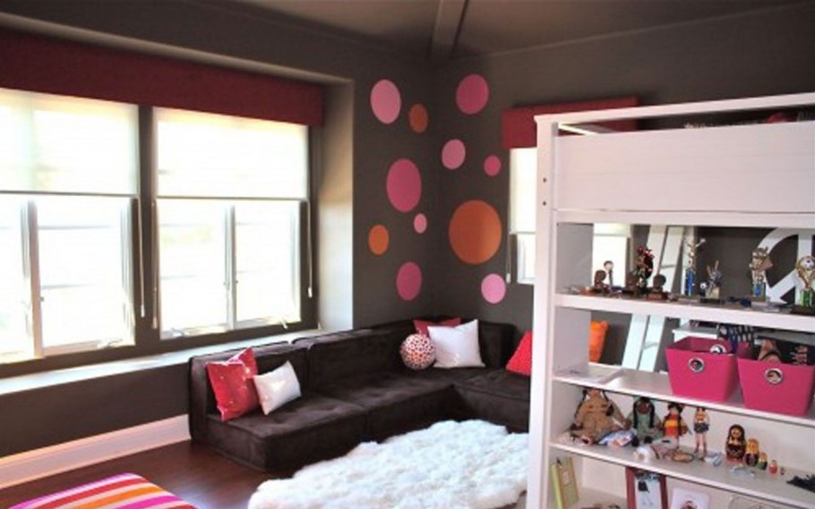 Комната для девочки в темных тонах