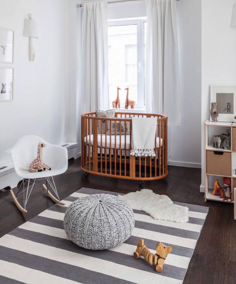 Темный пол в детской