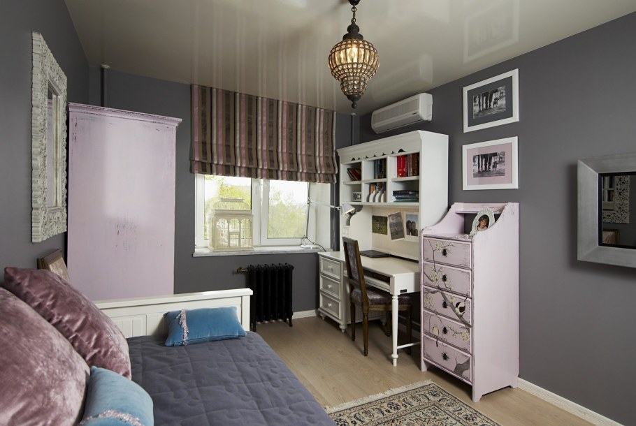 Серая маленькая комната для подростка