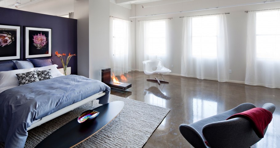 Дизайн спальни с цветами на полу