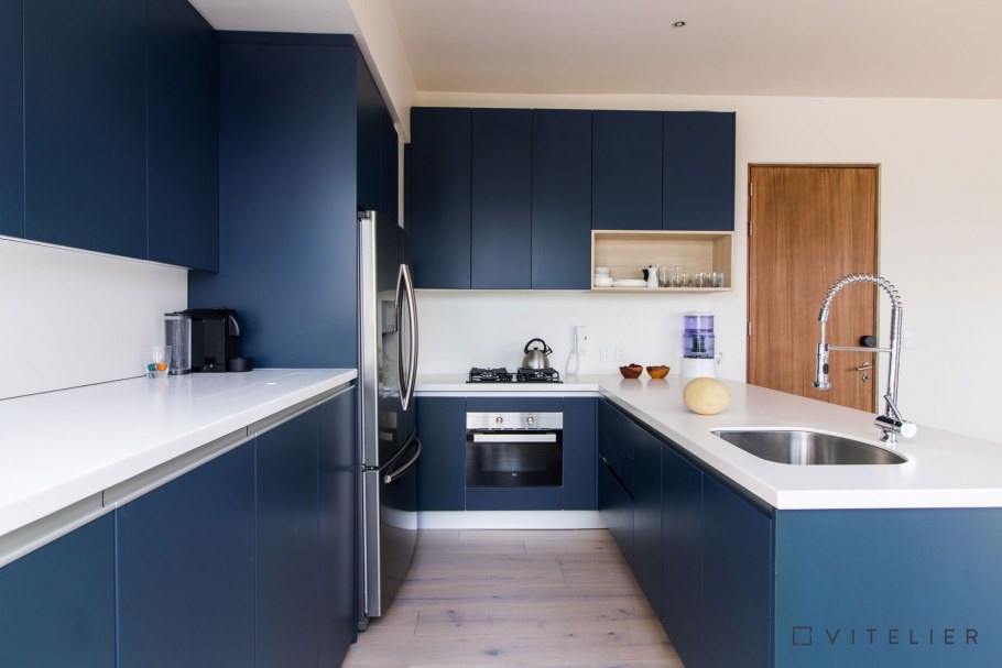 Кухня с синим фартуком