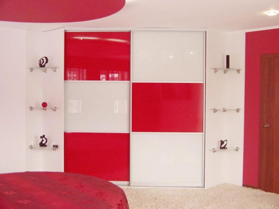 Красная спальня с белой мебелью