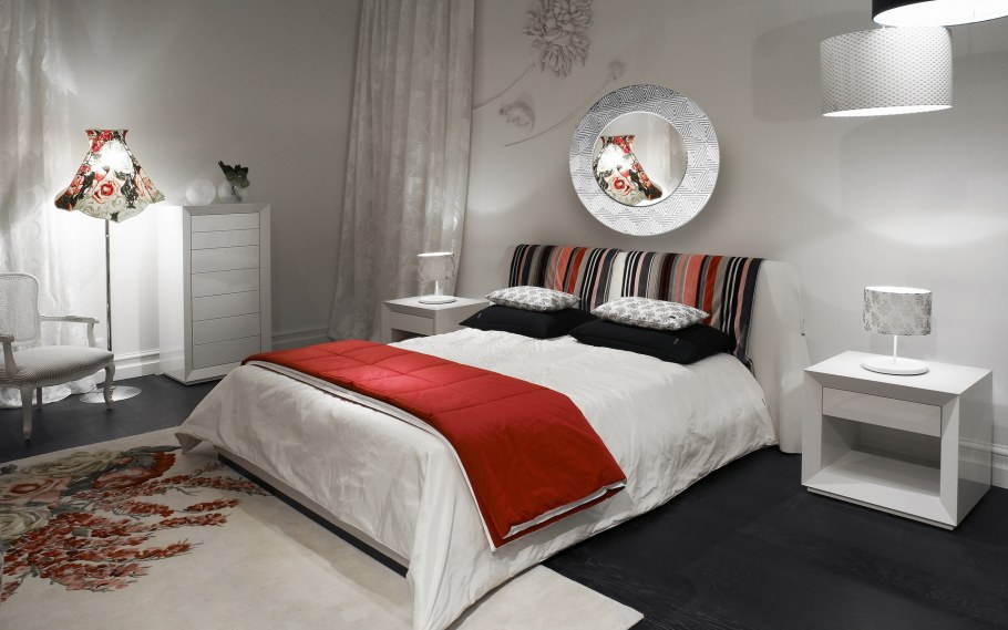 Спальня с красными акцентами