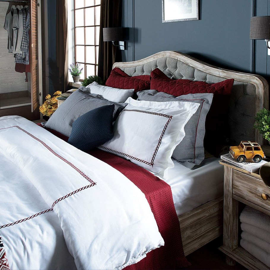 Спальня в красно белых тонах