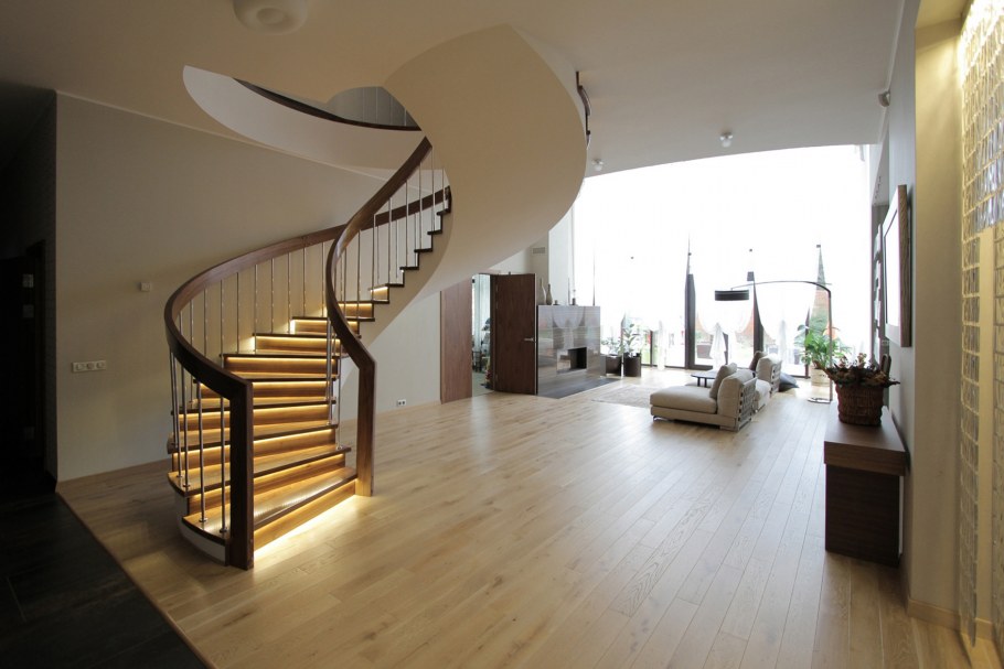 Гостиная с винтовой лестницей