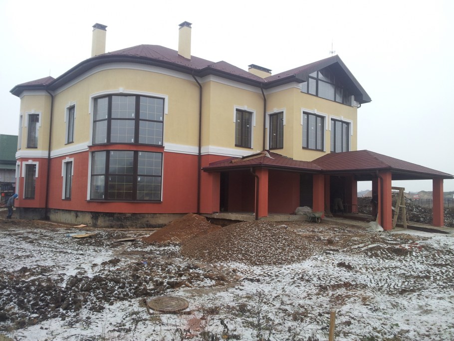 Двухцветный фасад коттеджа