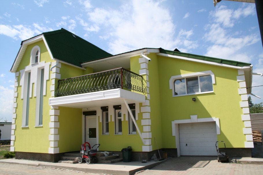 Салатовый короед на фасаде дома