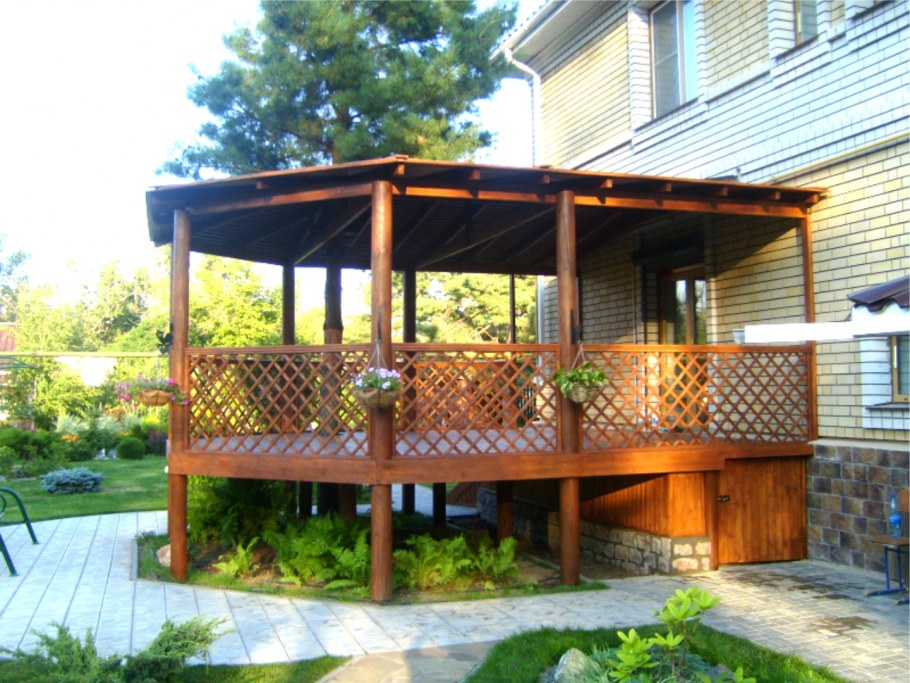 Деревянная беседка пристроенная к дому