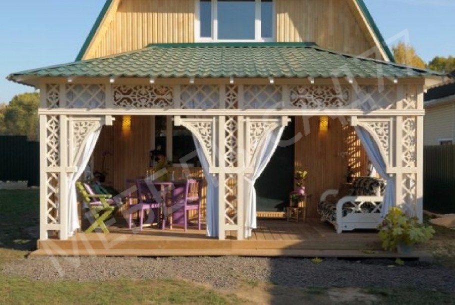Летняя веранда к дому из дерева резная