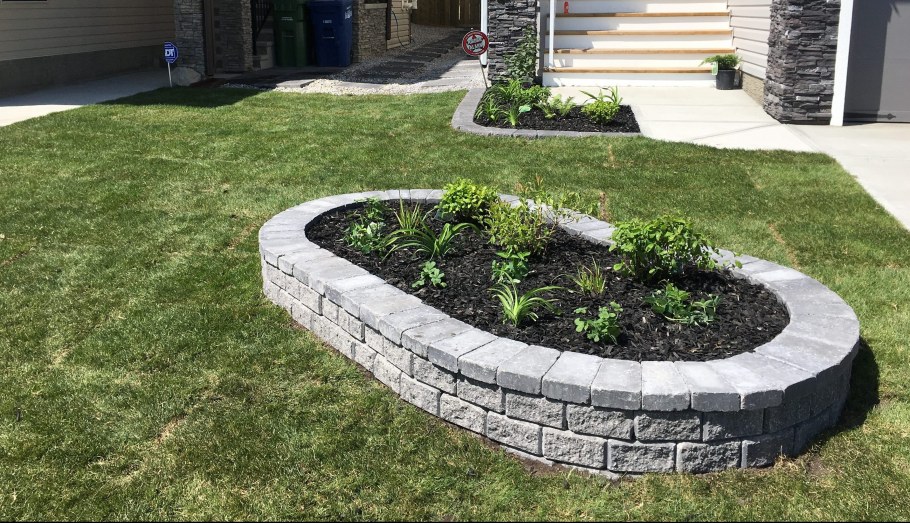 Высокая клумба из камня
