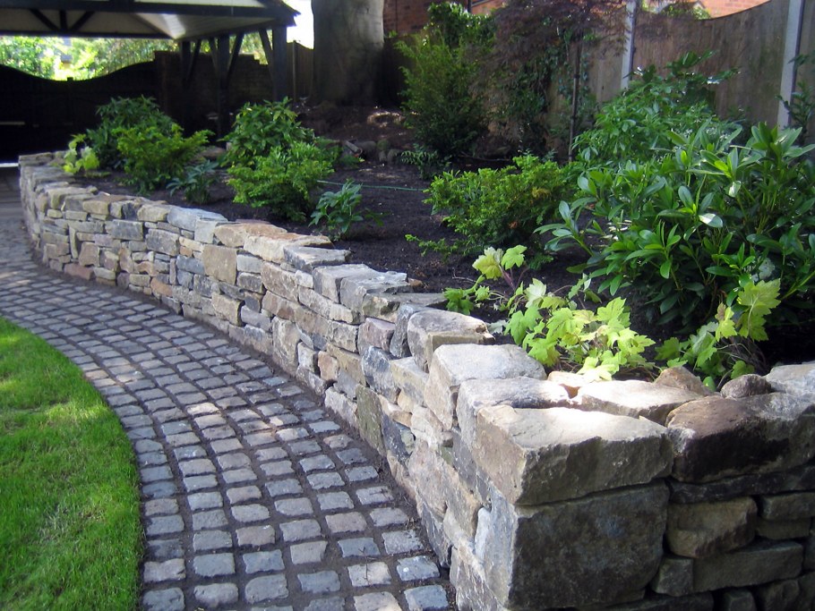 Бордюр из дикого камня