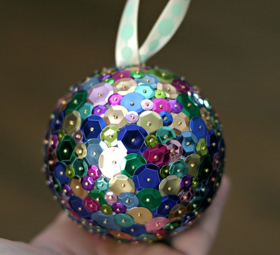 Необычное украшение елки