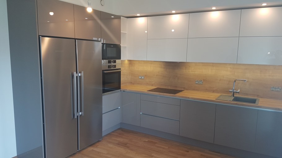 Кухня белая с деревом