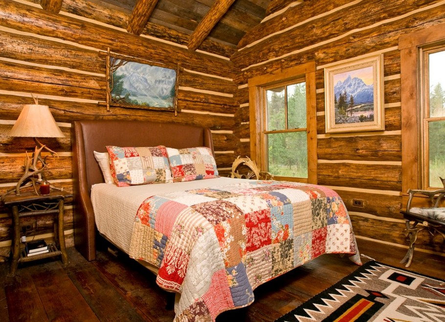Интерьер спальни в бревенчатом доме в деревенском стиле