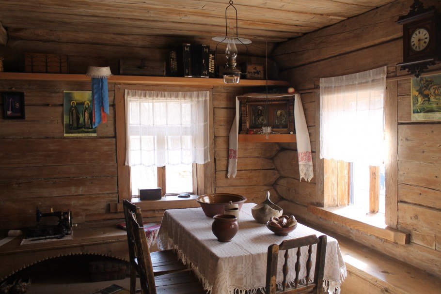 Сельский дом внутри