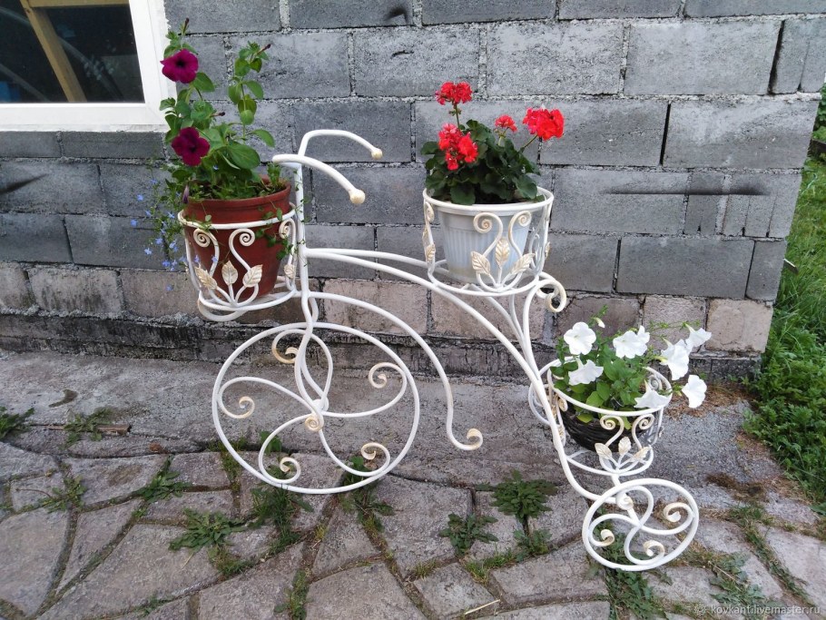 Подставки для цветов в саду