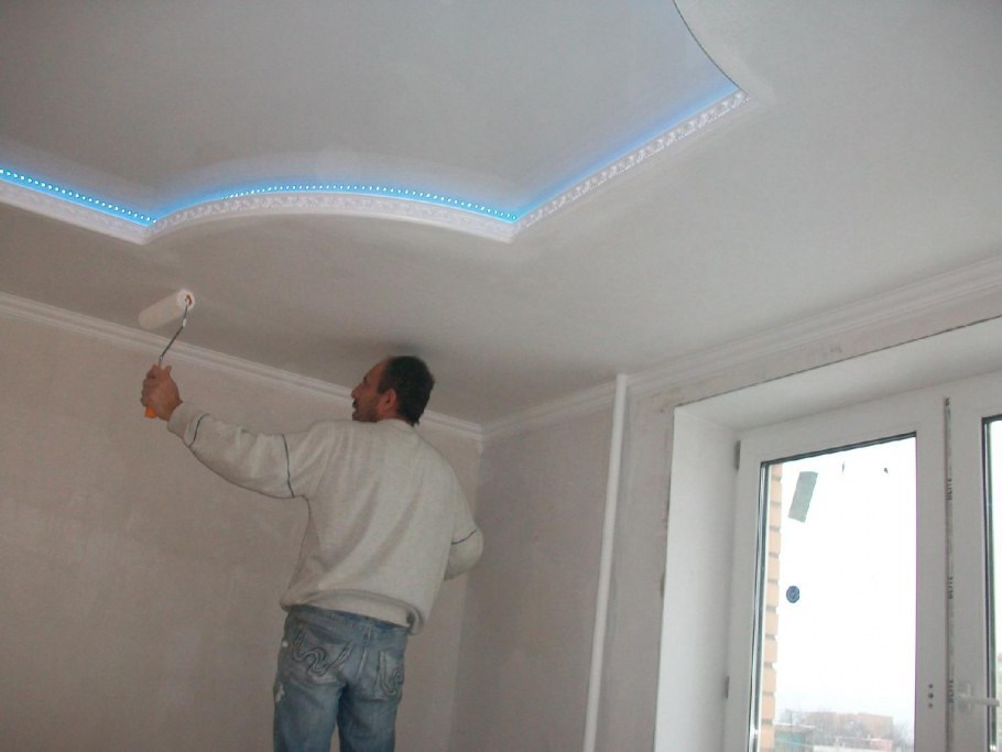 Покраска потолка из гипсокартона