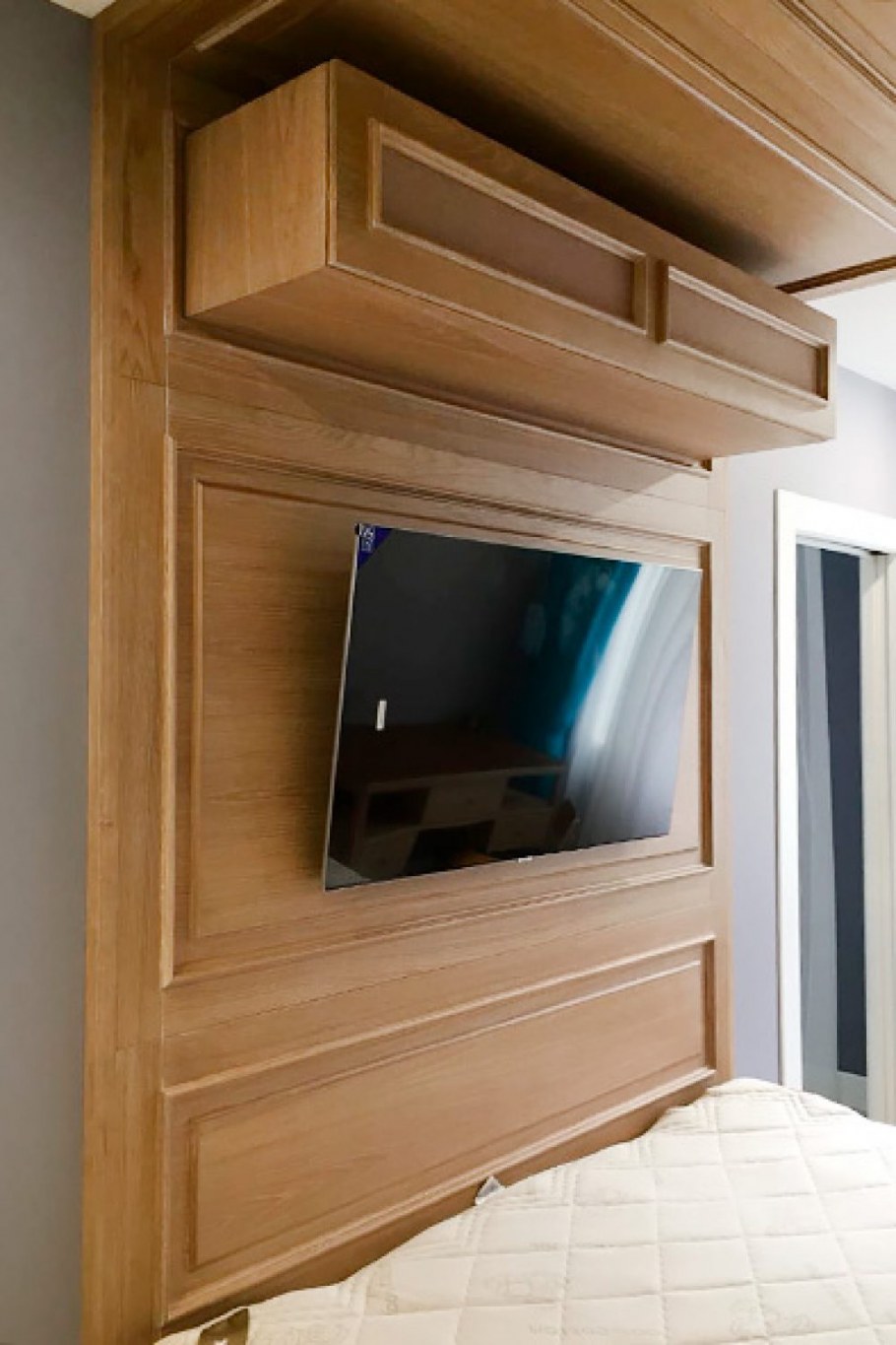 Полка над дверью