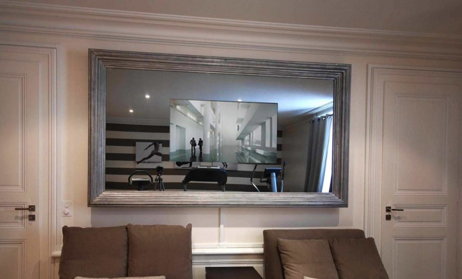 Камин под лестницей в гостиной полки