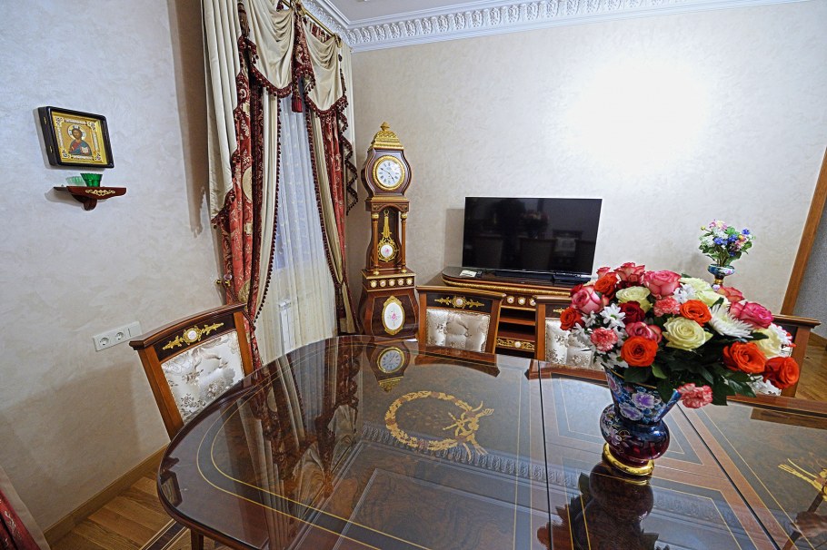 Камин с книжными полками