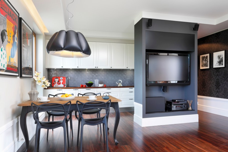 Декоративный камин с полками