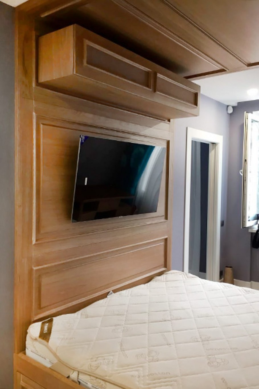 Проект кухни с телевизором