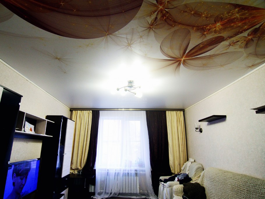 Натяжные потолки белого цвета глянец