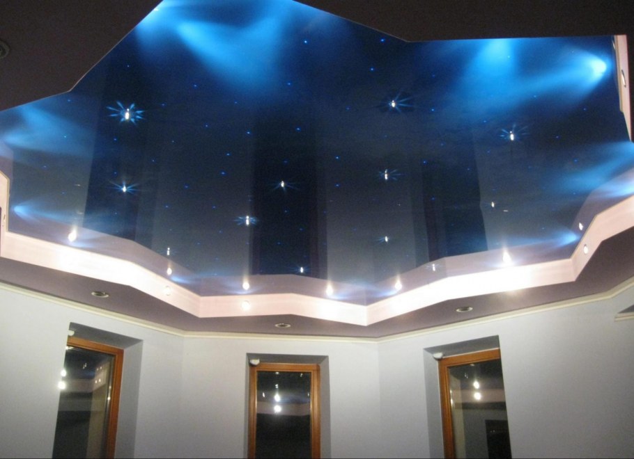 Глянцевый натяжной потолок красный глянец в интерьере