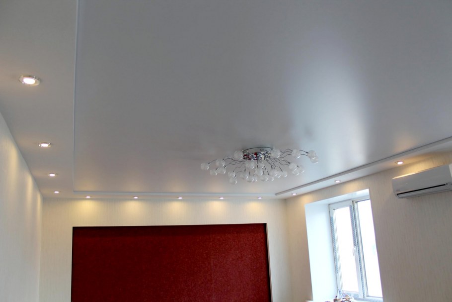 Натяжной потолок сатин белый