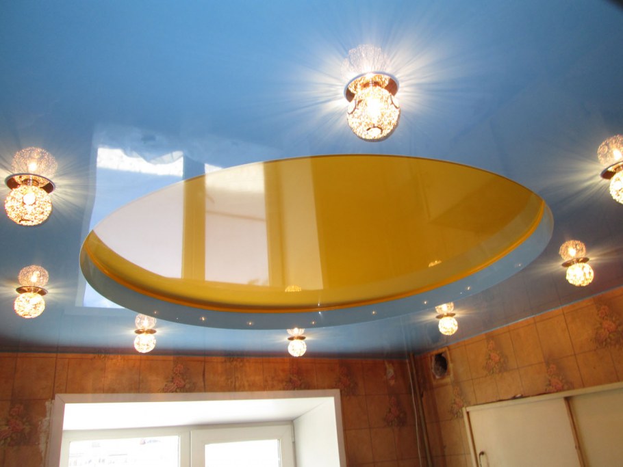 Натяжной потолок двухуровневый бело-голубой