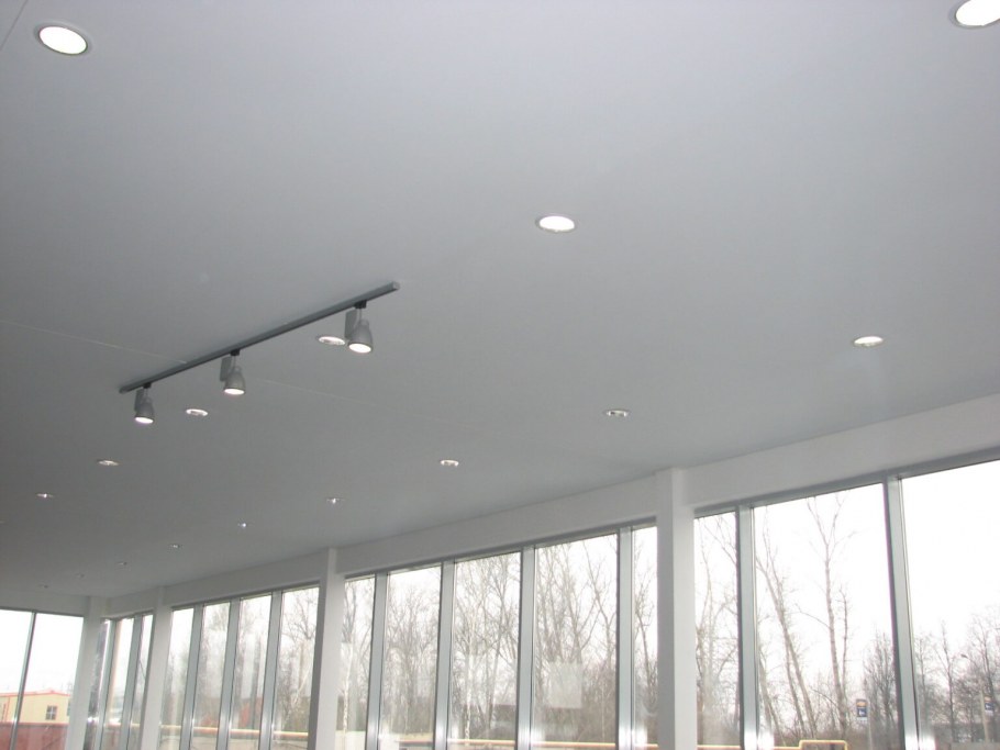 Двухуровневый потолок дугой