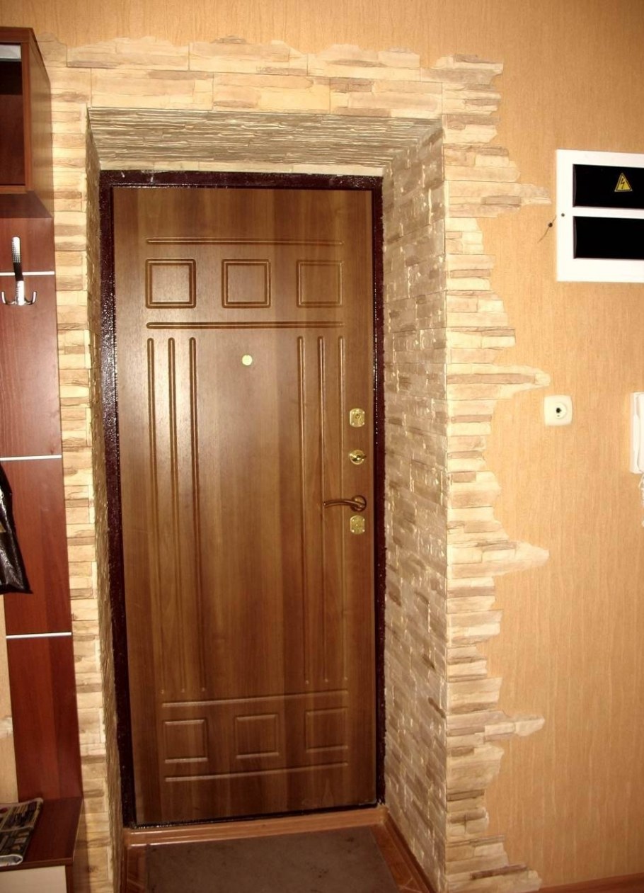 Отделка дверей декоративным камнем