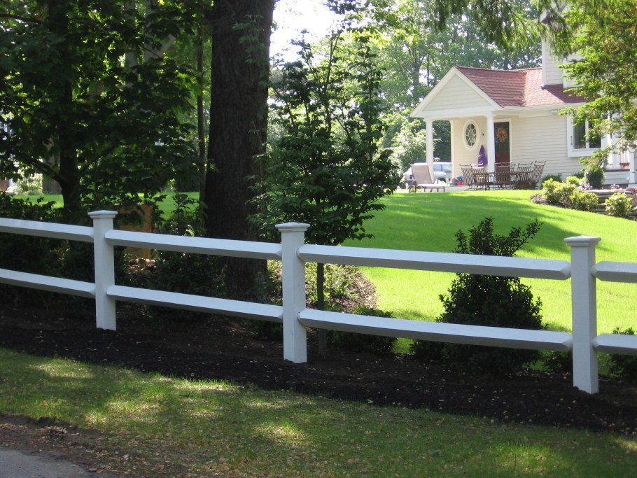 Деревянный забор в американском стиле