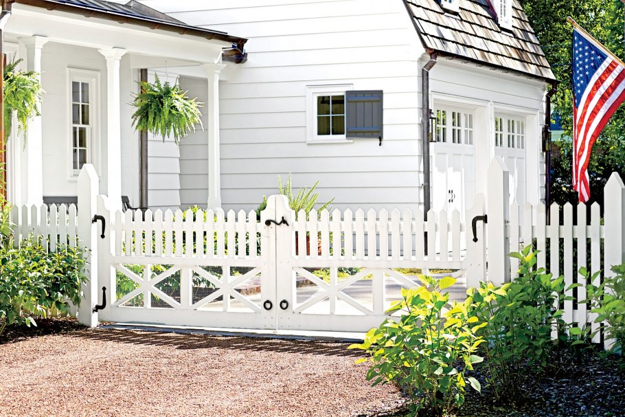Дом с белым забором