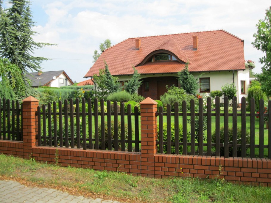 Красивый кирпичный забор