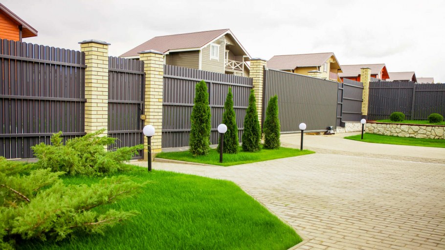 Дом с забором